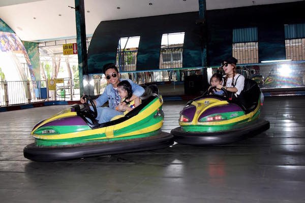 Minh Hằng cùng Phan Hiển đang đưa các bé của 'Bước nhảy hoàn vũ nhí' đi chơi ô tô điện.